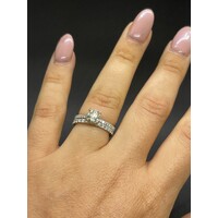 This Ladies 18ct white gold diamond engagement ring