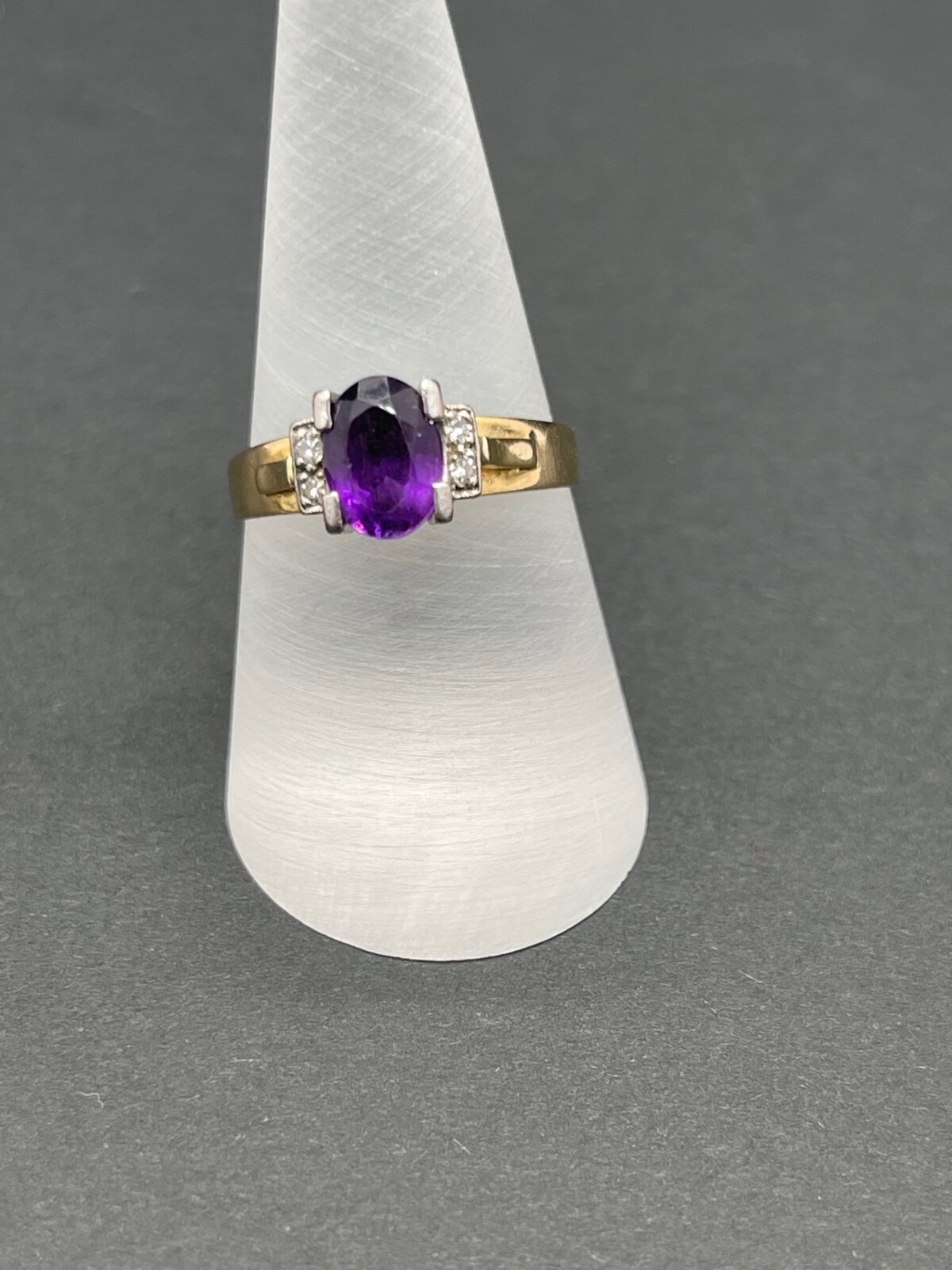 Ladies 18ct Yellow Gold Purple Gemstone Ring (Pre-Owned)