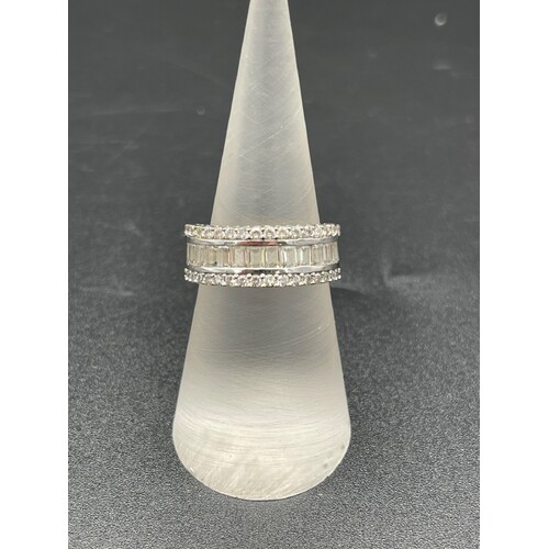 Ladies 9ct White Gold Cubic Zirconia Ring (Pre-Owned)