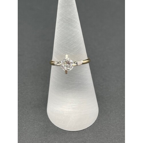 Ladies 9ct Yellow Gold CZ Ring (Pre-Owned)