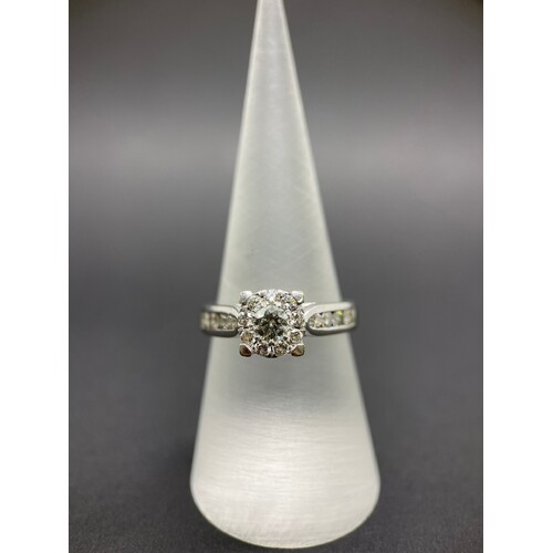 This Ladies 18ct White Gold Diamond Engagement Ring