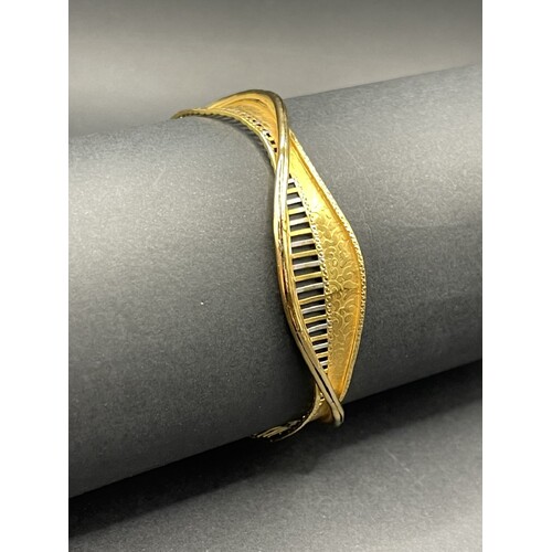 Ladies 22ct Yellow Gold Round Pattern Bangle