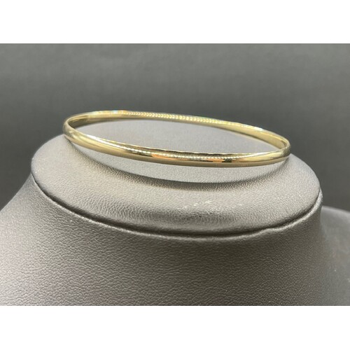 Ladies 9ct Yellow Gold Oval Bangle