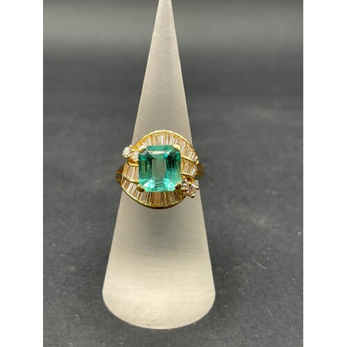 Ladies 18ct Yellow Gold Columbian Emerald and Diamond Ring