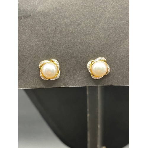 Ladies 9ct Yellow Gold Pearl Stud Earrings