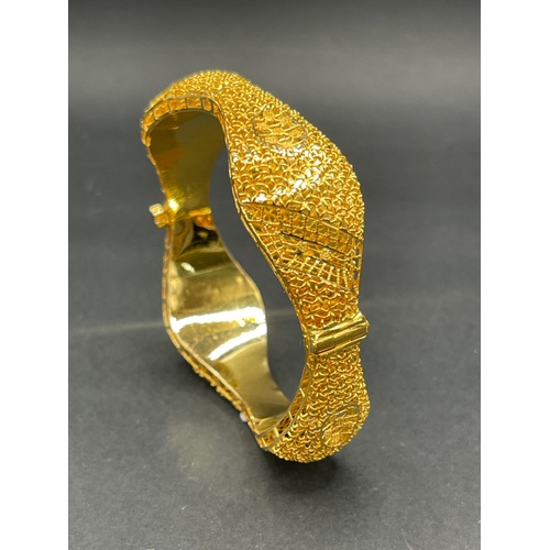 Ladies 21ct Yellow Gold Round Wavey Edge Bangle