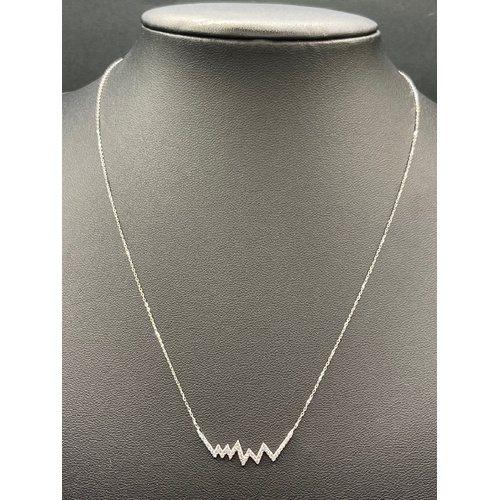 Ladies 9ct White Gold Belcher Link Chain & Zig Zag Pendant