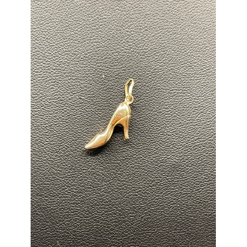 Ladies 9ct Yellow Gold Shoe Heal Pendant